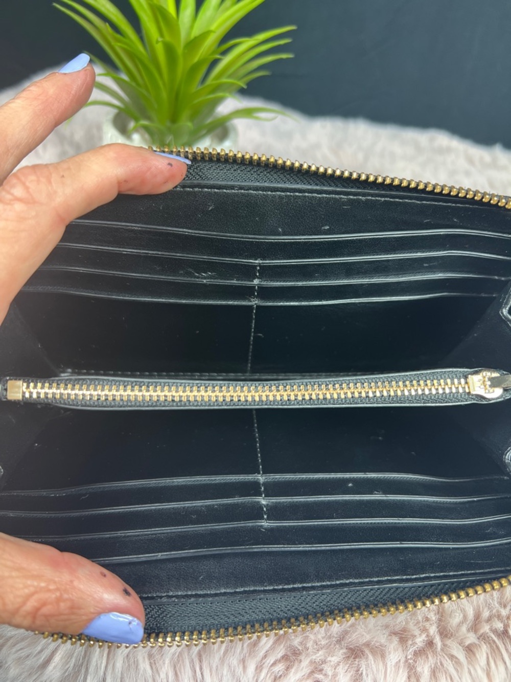 COACH Black Polished Pebble Leather Accordion Zip Around Wallet - EUC - Picture 3 of 9